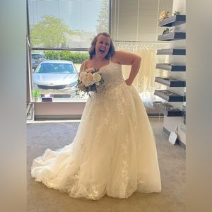 Essence of Australia MODERN BALLGOWN WEDDING DRESS WITH SQUARE NECKLINE D3386